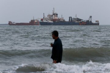 トランプ氏「海峡を完全掌握」主張も、船舶は警戒崩さず