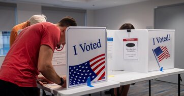 米中間選挙は共和党劣勢も民主党“好感”低いまま、党を超える政治不信拡大と新たな「忘れられた人々」の出現