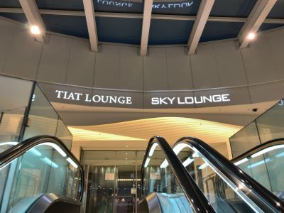 「TIAT LOUNGE」と「SKY LOUNGE」の専用エスカレーター