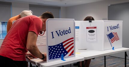 米中間選挙は共和党劣勢も民主党“好感”低いまま、党を超える政治不信拡大と新たな「忘れられた人々」の出現