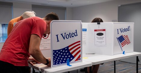 米中間選挙は共和党劣勢も民主党“好感”低いまま、党を超える政治不信拡大と新たな「忘れられた人々」の出現
