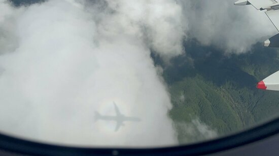 【出張や帰省の飛行機で景色を楽しむならどの座席？】「見ると幸せになれる」と言われる“虹色の光の環”と出会う方法