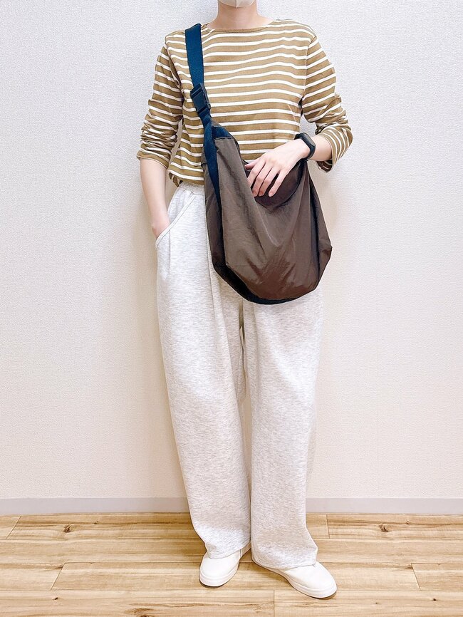 「毎日使っちゃう」「2色買いしました」ユニクロの“大容量ショルダーバッグ”が使い勝手バツグン！「肩にかけているのを忘れるぐらい軽快です」《購入レビュー》