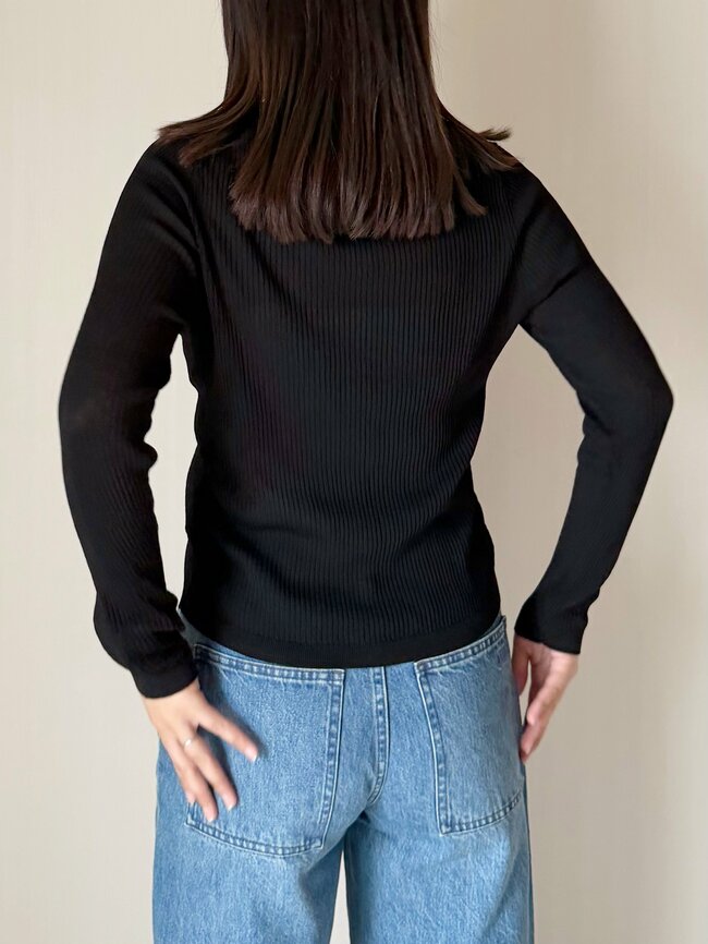 「マイナス5kg見え」「2枚買いした」ユニクロの“着痩せトップス”が色違いも欲しくなるオシャレさ！「シワにならないから最高」《購入レビュー》