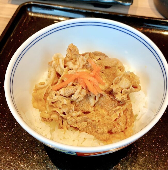 「ガチでうまい」「白米が足りなくなる」吉野家の“よくばり定食メニュー”ご飯おかわり無料が嬉しい！「ファーストフードのメニューとは思えない」《実食レビュー》