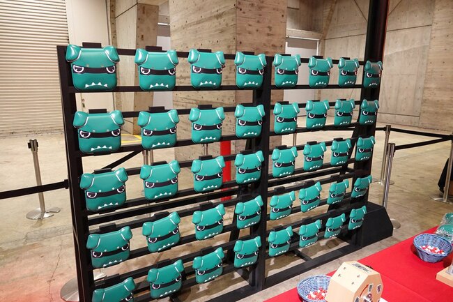 お祭りをテーマにした三菱ブースには、デリ丸。のお面もありました