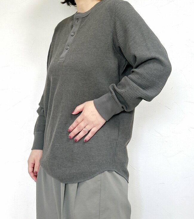 「色違いで3枚買いました」「ほぼ全ての色を持ってる」ユニクロの“1990円トップス”着心地よすぎて手放せない…!「とにかく肌触りがよくて、ストレスなし」