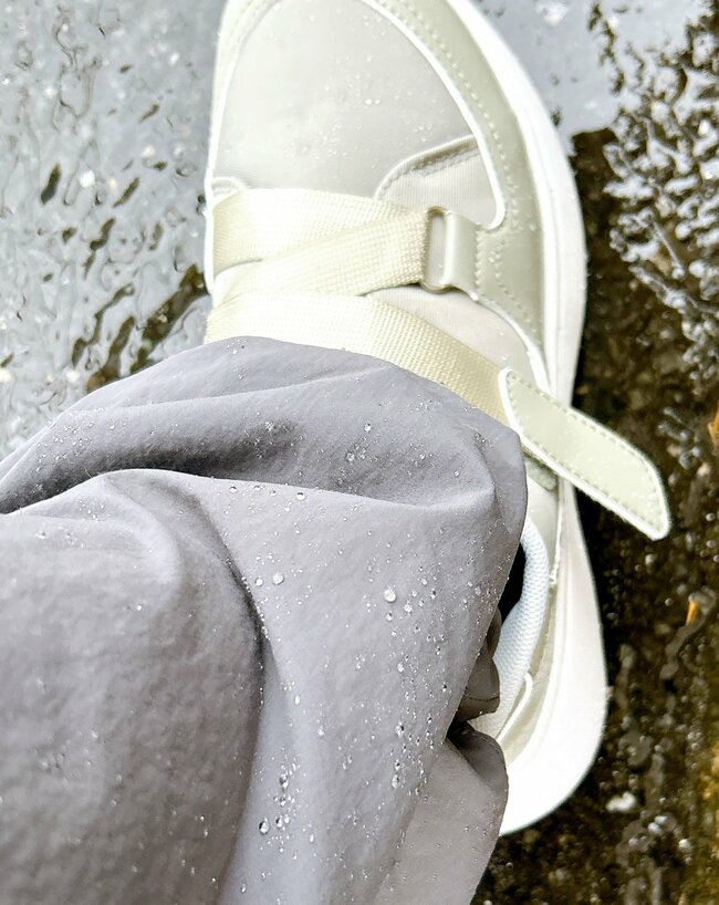 脚の太さが目立ちにくい…！無印良品の“めちゃ軽パンツ”雨の日もガンガン履けて手放せない！「軽くて履きやすい」「大人かわいい」