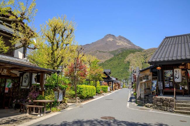 大分県湯布院由布岳と湯の坪街道