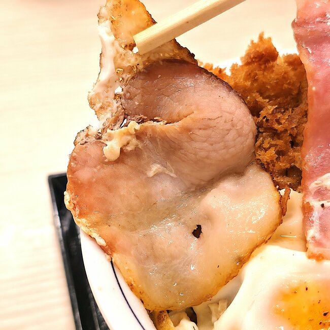 「もはやカツ丼ではない」「すごいビジュアル」かつやの“欲望どんぶり”わんぱくすぎてビックリした…！「足せばいいと思ってるんだよな」