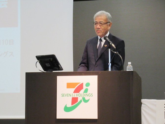 決算説明会で不振に陥っている百貨店・スーパー両事業の構造改革を発表するセブン&アイ・ホールディングスの井阪隆一社長