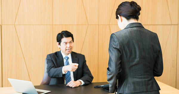 セクハラ&パワハラ上司の思考回路とは?