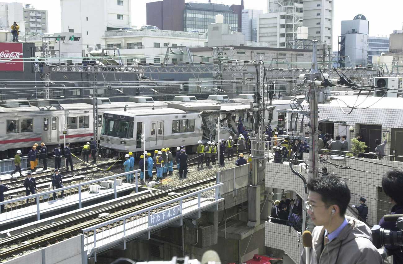 日比谷線の脱線事故の様子