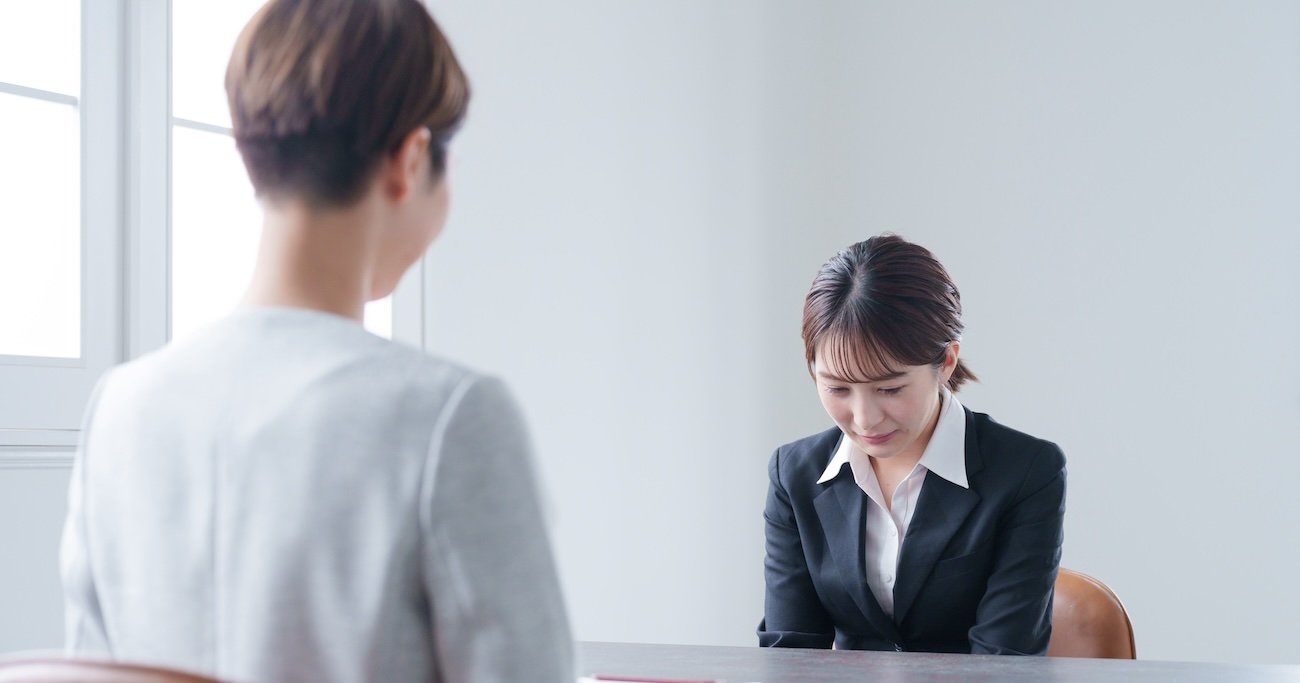 面接で一発アウトな人の特徴。「変な格好で来る」「他人の話に食い気味で入ってくる」。あと1つは？