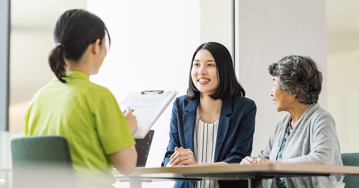 介護の相談をする女性