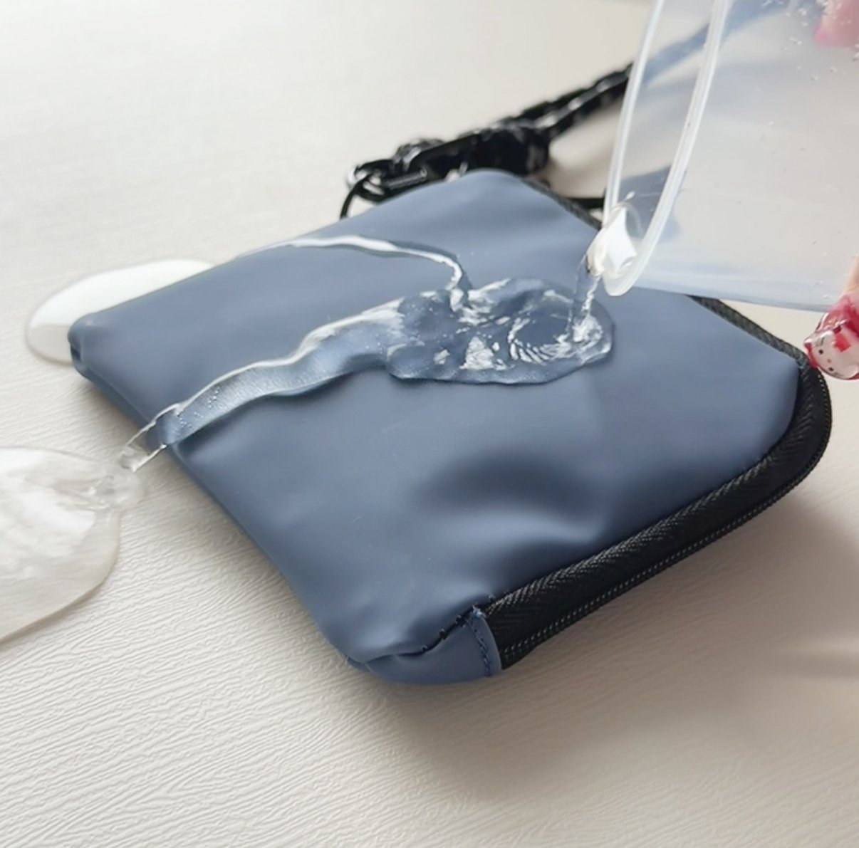 カードや診察券が22枚入った！3COINSの「防水ミニ財布」雨の日でもガンガン使えます！《購入レビュー》