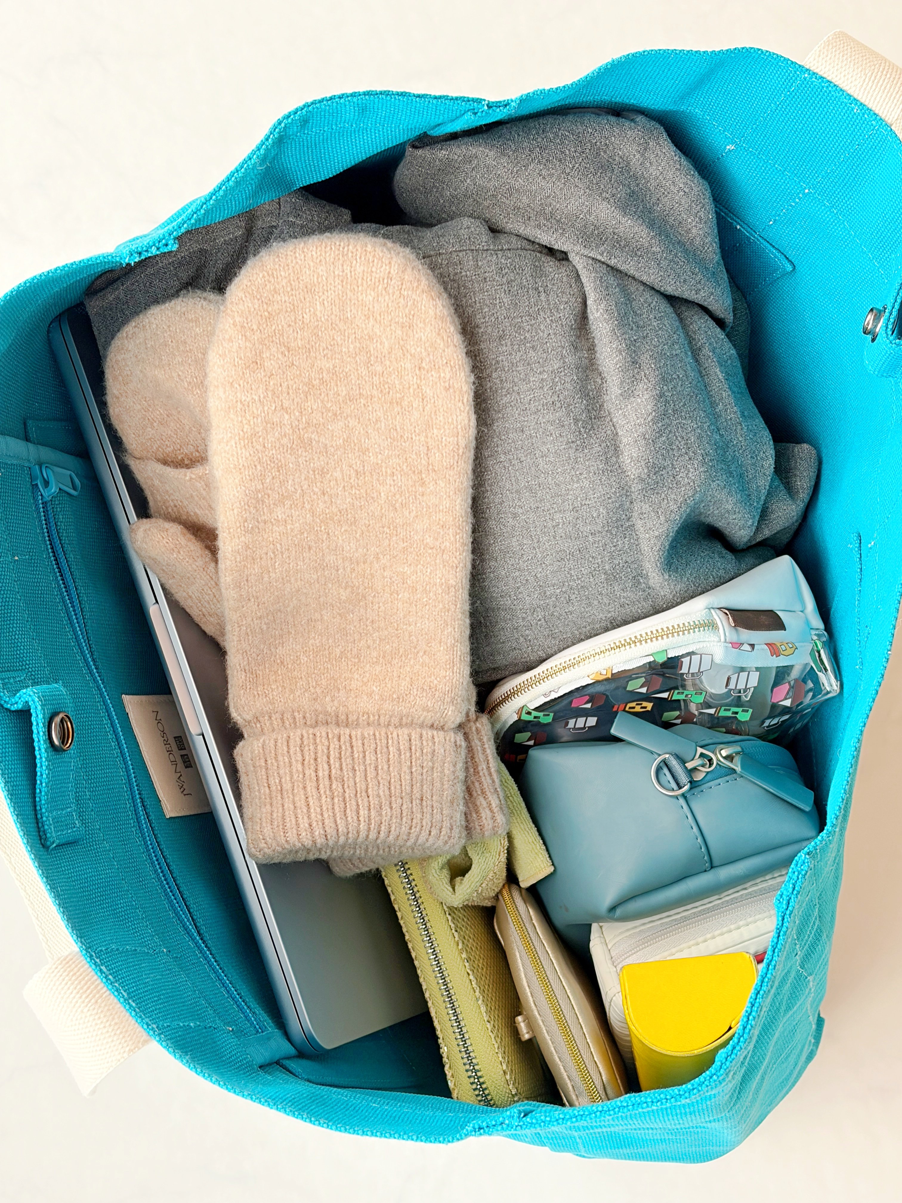 「ペットボトル10本ぐらいは楽勝」ユニクロ×JWAの“大容量バッグ”3990円→1990円は破格すぎでしょ！「旅行にもジムにも便利」「たくさん入るので重宝してます」