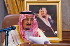 サウジのサルマン国王が検査入院　後継問題に焦点