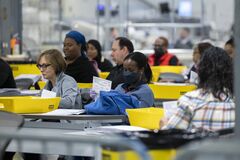 米ペンシルベニア州有権者、郵便投票封筒の修正急ぐ