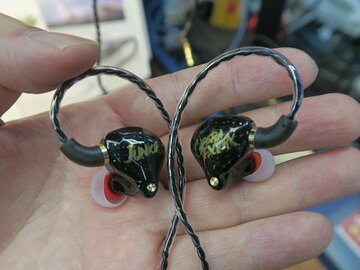 キレのある音を格安で！ グラフェンダイヤフラム採用イヤホンが2380円