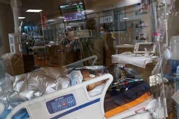米コロナ入院患者、若者にシフト　変異株など影響か