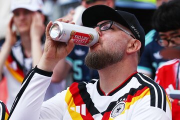 W杯給水タイム、「ビール補給」に走る観客