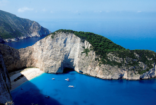 【ギリシア】ザキントス島<br />断崖に遮断されたビーチに打ち上げられた難破船。<br />奇跡みたいな絶景の楽園へ