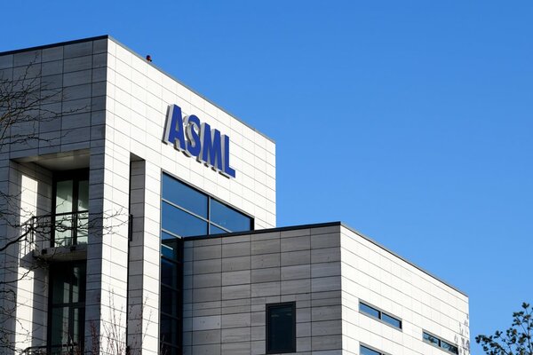 オランダのASMLはEUVリソグラフィ装置の開発に成功し、市場を独占している