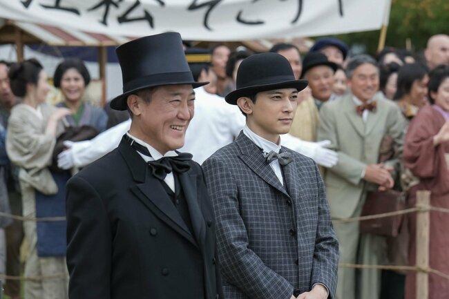 吉沢亮が朝ドラで流ちょうな英語を披露、共演者に教えた日本語が意外だった!【写真ギャラリー付き】