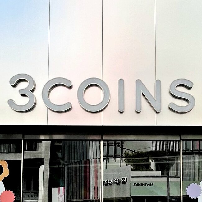 「ペットボトルと傘の収納が独立」3COINSの“天才が考えたバッグ”荷物が濡れなくて嬉しい!「デザイン良し、コスパ良し」「たくさん入ります!」《購入レビュー》