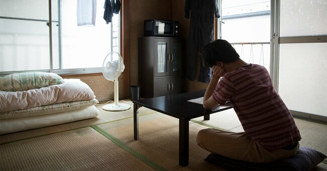 部屋で一人の男性