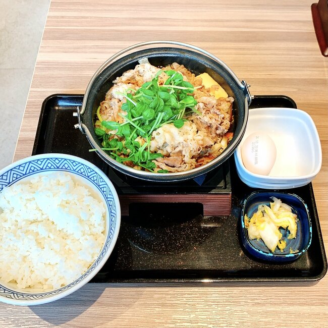 「大盛りご飯4杯いただきました」吉野家の“お肉ドカ盛りメニュー”ご飯おかわり無料なのが嬉しい！「明らかに肉の量が多いわよ」「腹がパッツンパッツンです」《実食レビュー》