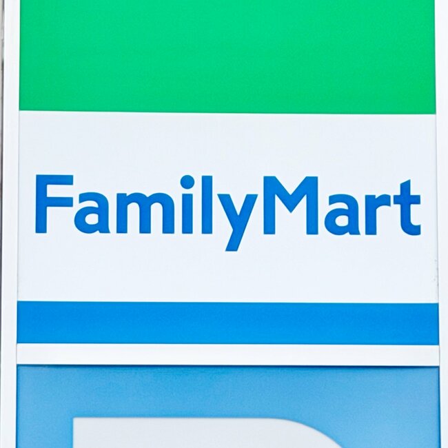 「ラスイチあった」「とにかくコンパクト」ファミマの“スマホサイズの折りたたみ傘”が買って大正解!「コスパで決めました」「持ち歩きやすくて良き!」《購入レビュー》