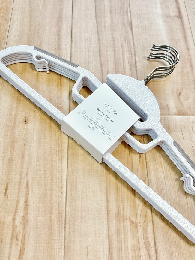 「家のハンガー全部変えました」「何度も購入しています」3COINS“多機能ハンガー”1本で何役もこなしてくれる優れものです!「もうこれしか使えません」