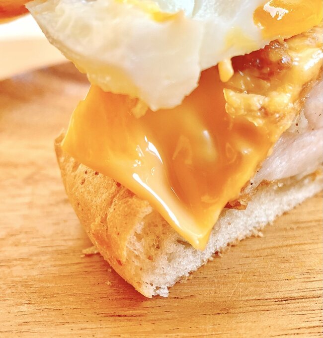 お肉デカすぎんだろ…!ケンタッキーの“よくばり全部のせバーガー”ボリューム満点で大満足!「次元が違うレベルで美味い」「ファストフードってのはこうよ」《実食レビュー》