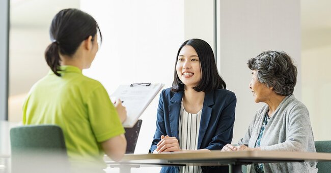 介護の相談をする女性