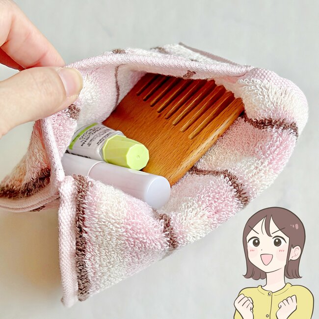 「迷うことなく2色購入」「あっという間に品切れ」3COINSの“ハンカチみたいなポーチ”サニタリーアイテムを目立たずに持ち歩けて大助かり！「もう一つ欲しい」