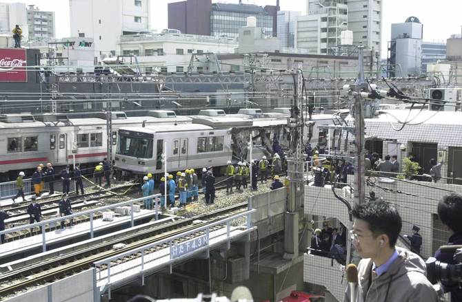日比谷線の脱線事故の様子