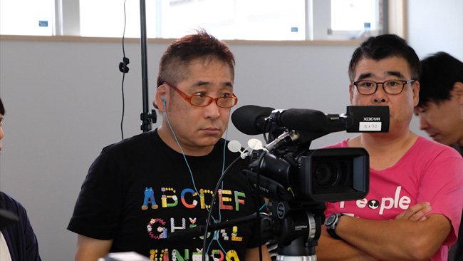 番組「きぼうのつばさ」制作風景。本文で紹介した野村さんはカメラマン