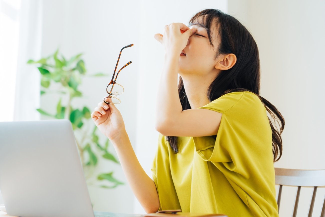 目が疲れたら「温める」「冷やす」どっちが正解？ 眼科医の答え