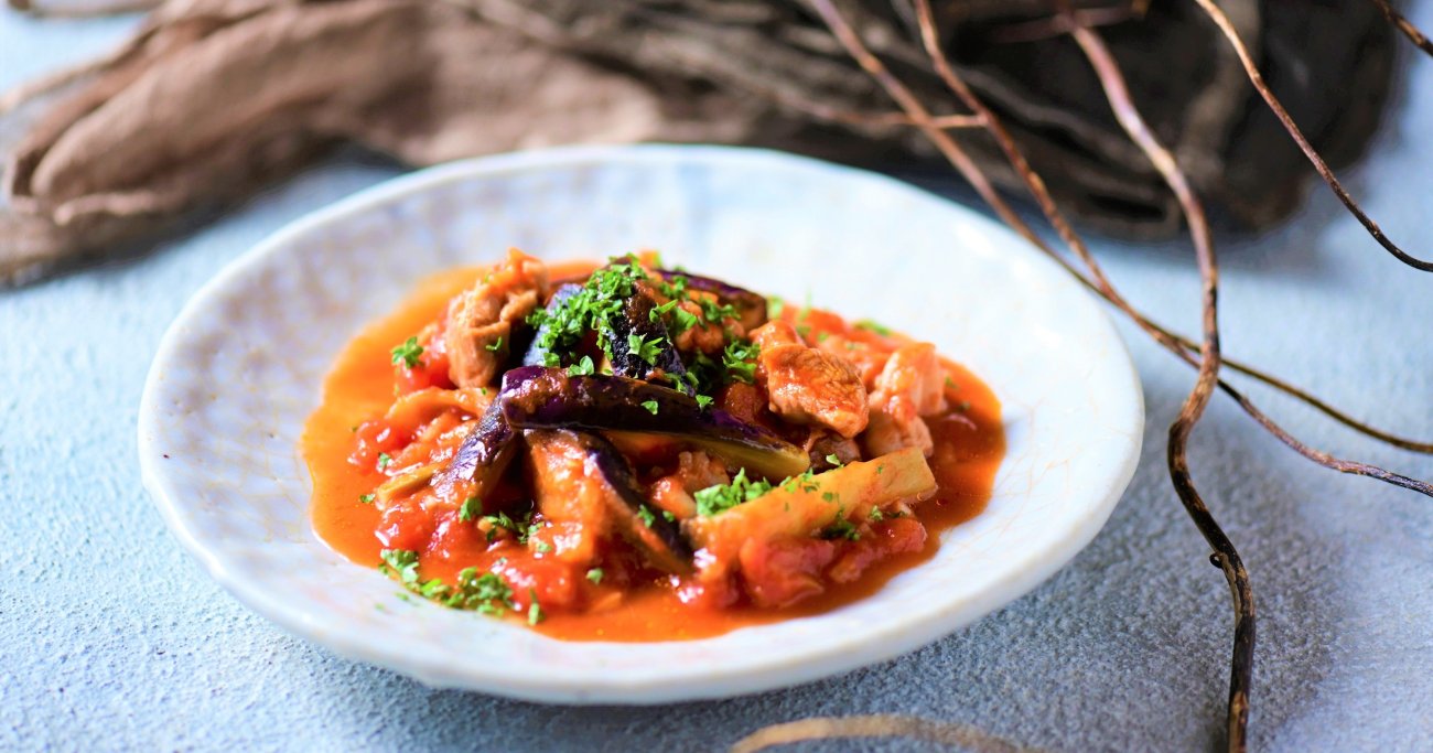 【夏休みはレンチンで何とかする！】料理未経験の男子でもカンタン！イタリア料理の定番鶏もも肉とにんにくとナスの「ガーリックトマト煮」