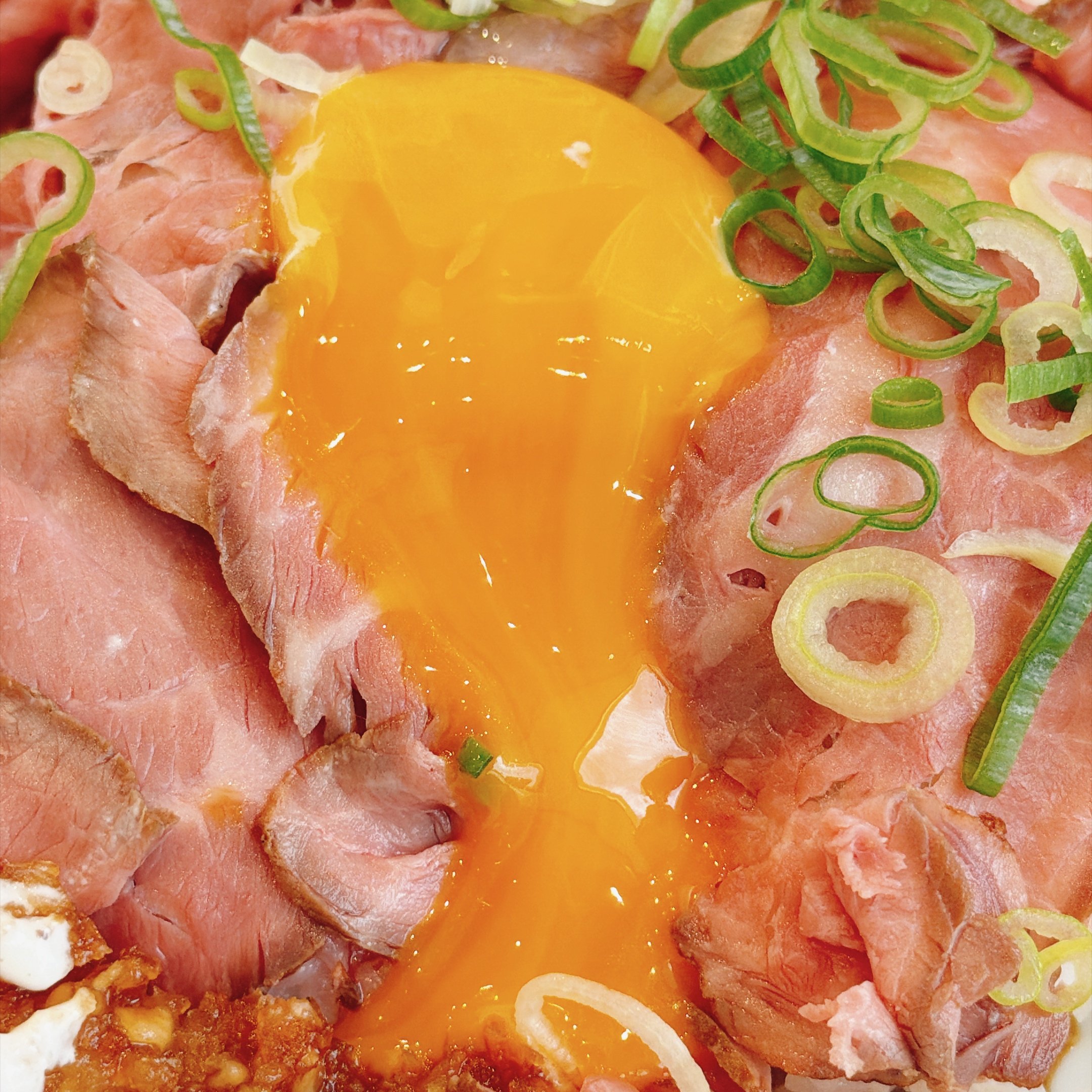 「あまりの美味さに2日連続」松屋の“お肉てんこ盛りメニュー”何度もリピートしたくなる！「美味すぎて涙が止まらん」「思ったより量がある」《実食レビュー》