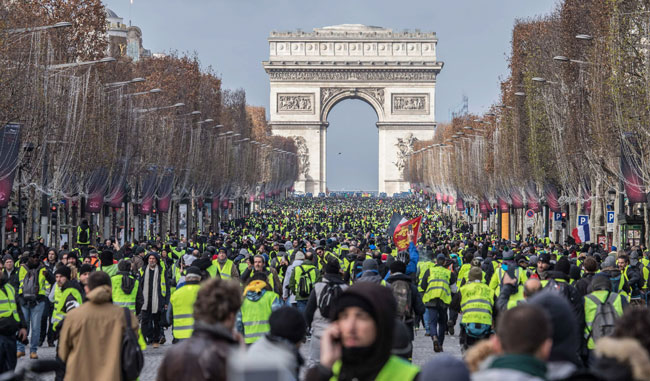 フランス全土で「黄色いジャケット」または「黄色いベスト」と呼ばれるデモが吹き荒れている フランス全土で「黄色いジャケット」または「黄色いベスト」と呼ばれるデモが吹き荒れている