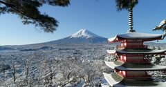 ドローンで見る日本の絶景、雪化粧の五重塔と富士山