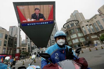 習主席と李首相、コロナ対策で異なる発信