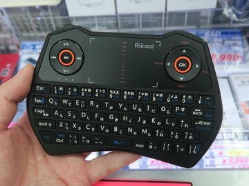 タッチパッドやL/Rボタン付きの両手グリップの小型Bluetoothキーボード