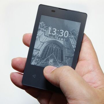 世界最薄5.3mm、最軽量47gでE Ink採用「カードケータイ」をじっくりチェック！