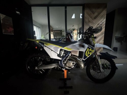 林道で泥だらけになったバイクは速やかに清掃して室内へ