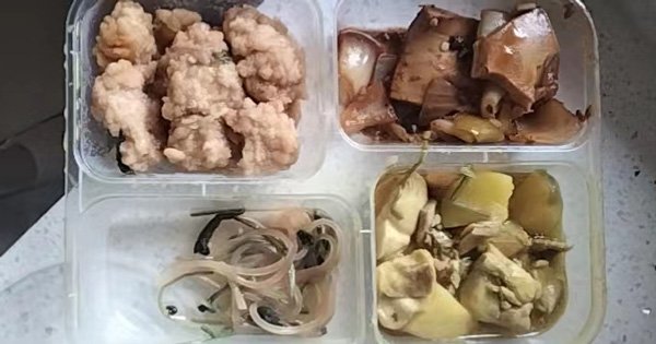 食中毒の原因になったと思われる弁当。右上が問題の豆腐料理(写真は著者提供)