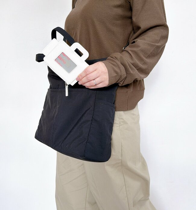 ミニ財布がわりに使えるじゃん…！コメダ珈琲の“ぺたんこケース”カップみたいなデザインが可愛すぎる！